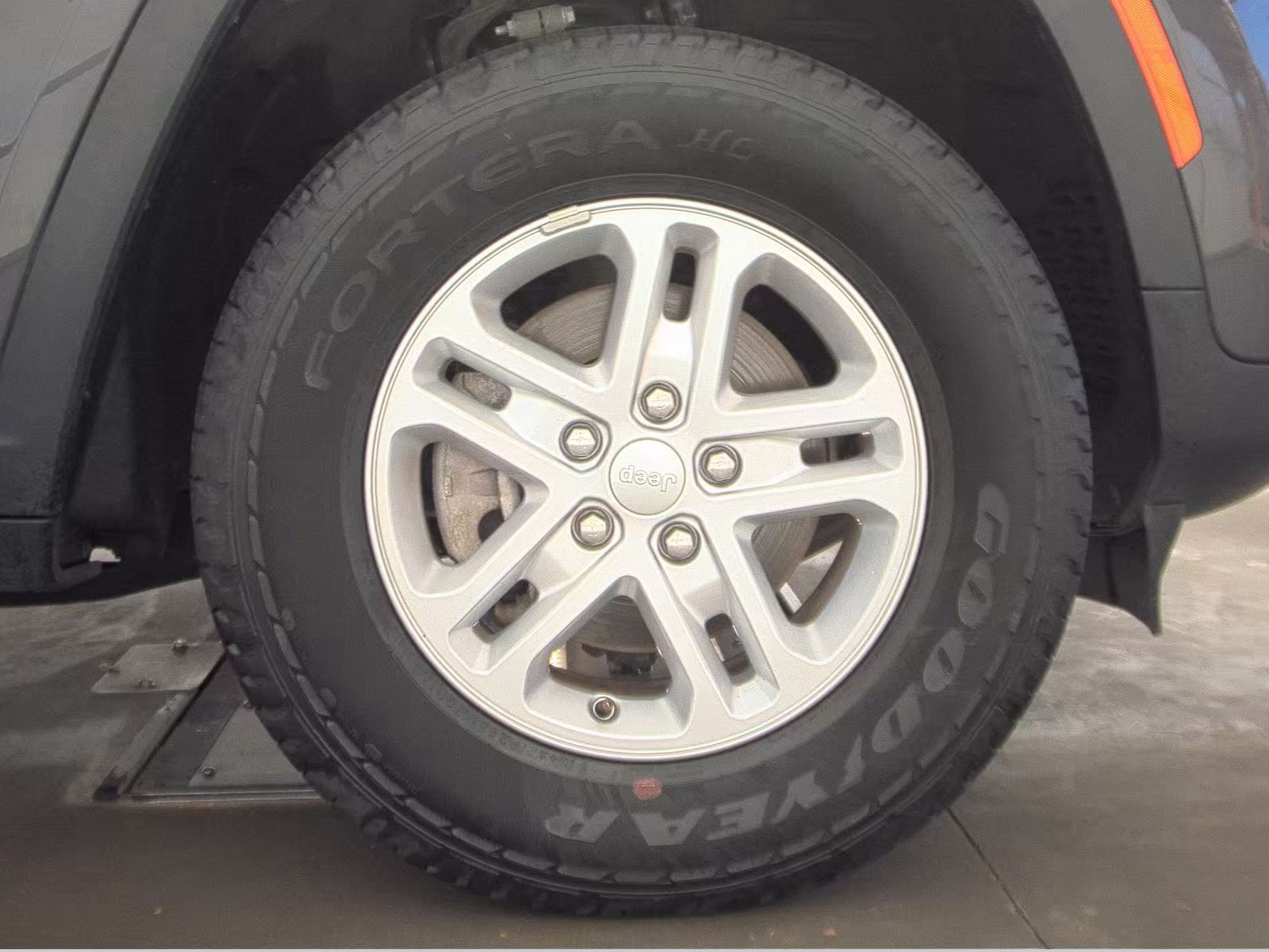 2023 Jeep Grand Cherokee Laredo AWD