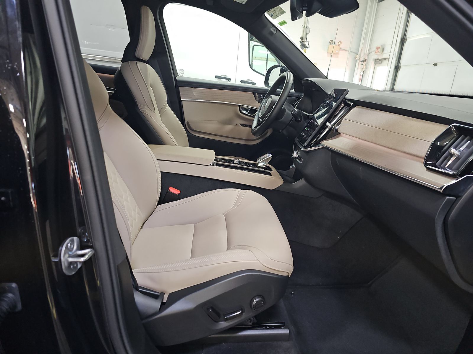 2025 Volvo XC90 B6 Plus AWD