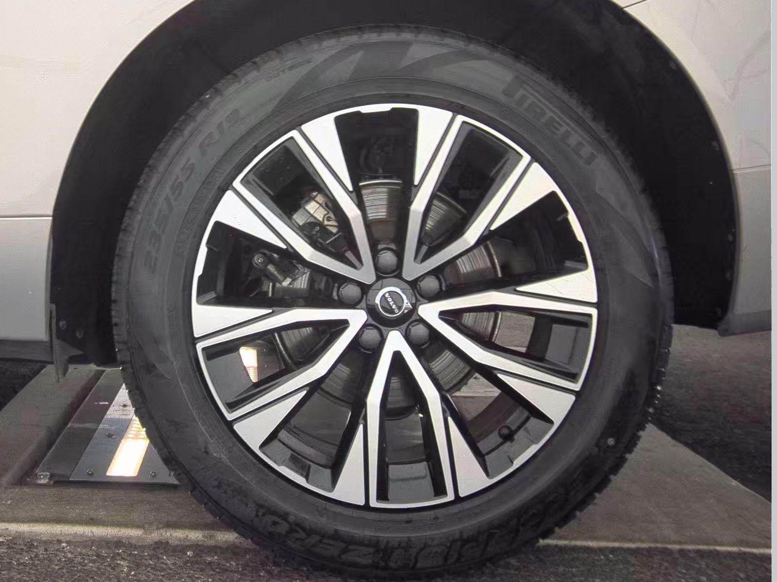 2025 Volvo XC60 B5 Plus AWD