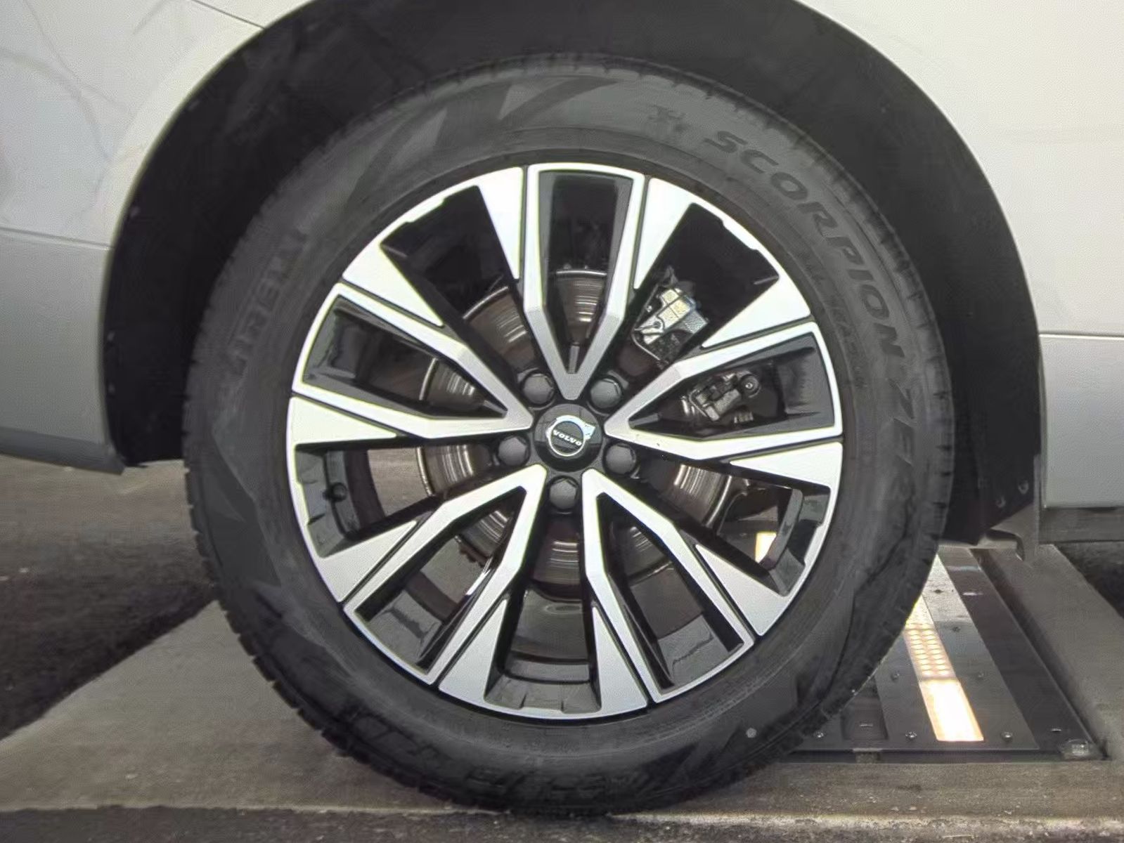 2025 Volvo XC60 B5 Plus AWD