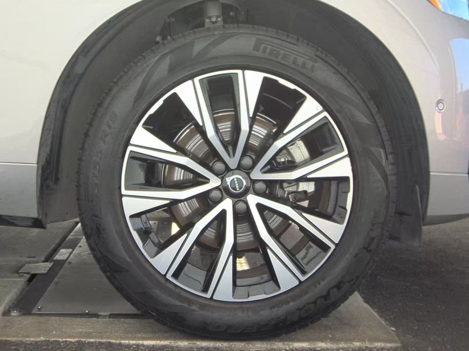 2025 Volvo XC60 B5 Plus AWD