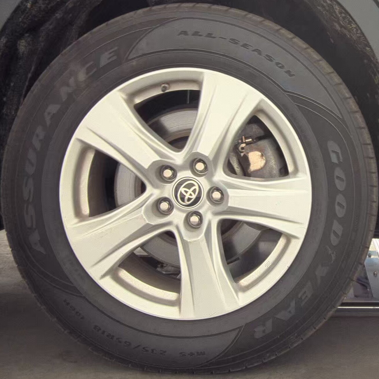 2023 Toyota Highlander Hybrid LE FWD