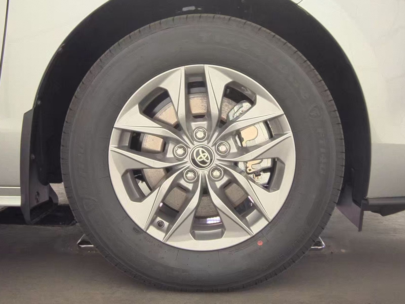 2025 Toyota Sienna XLE FWD