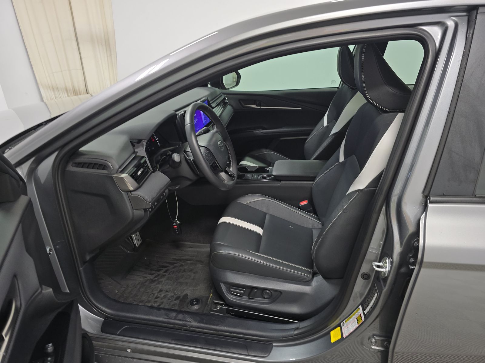 2025 Toyota Camry SE FWD