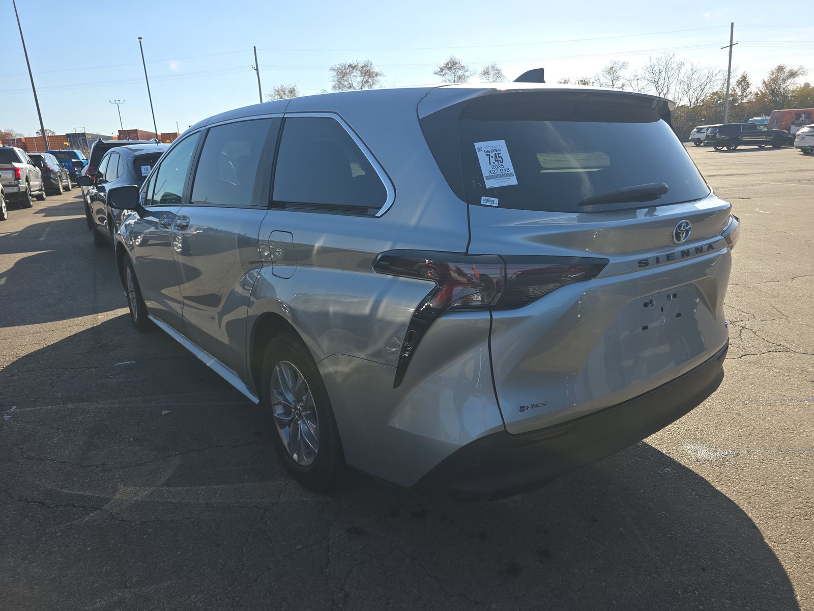 2025 Toyota Sienna LE FWD