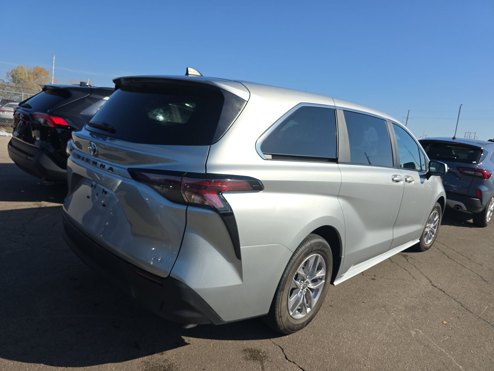 2025 Toyota Sienna LE FWD