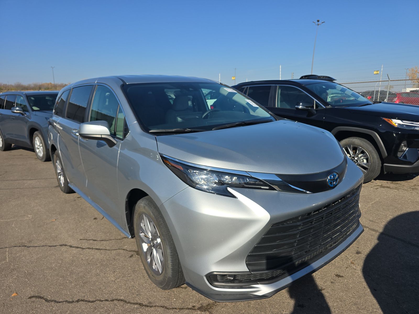 2025 Toyota Sienna LE FWD