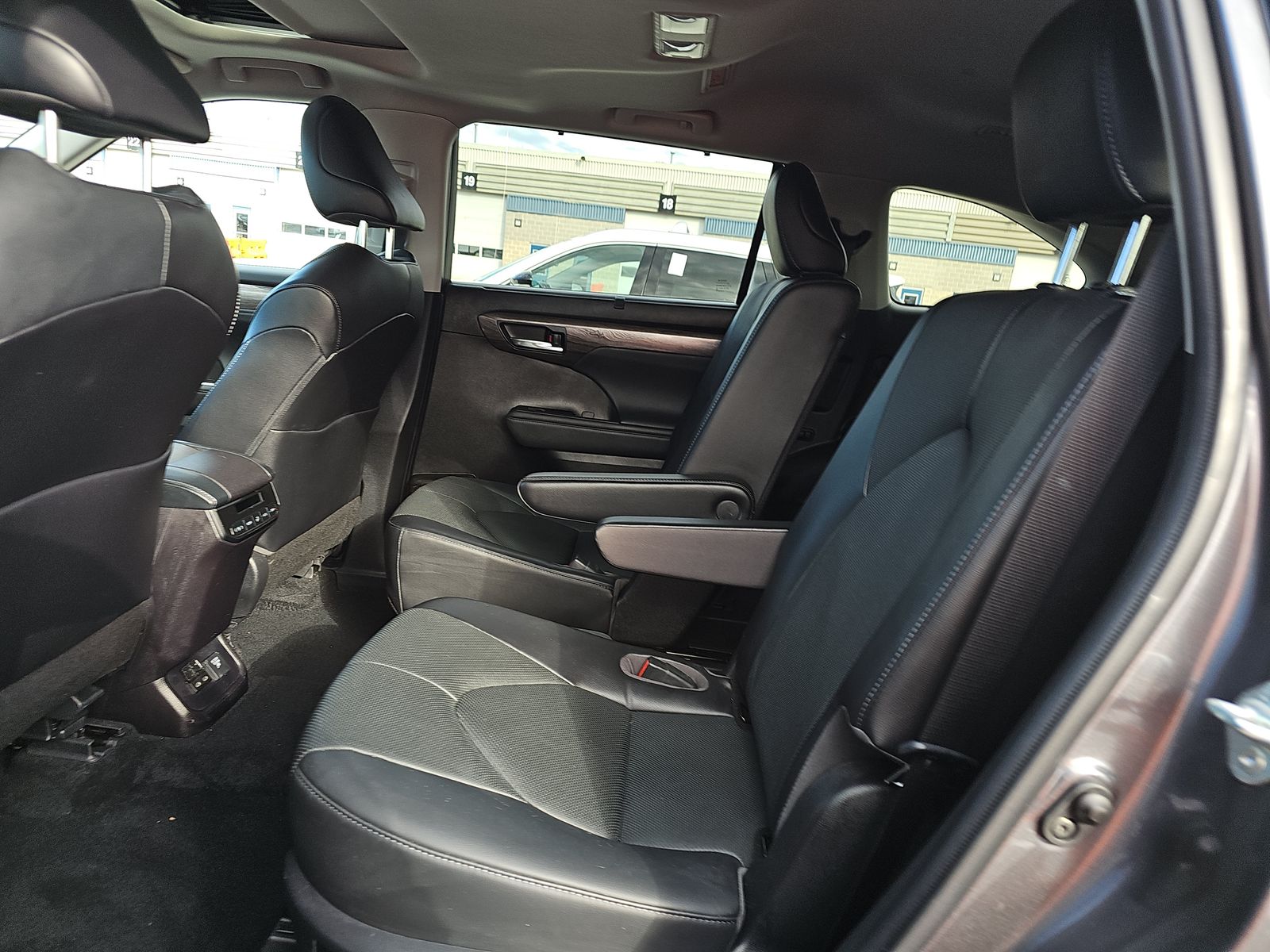 2022 Toyota Highlander Hybrid Limited FWD