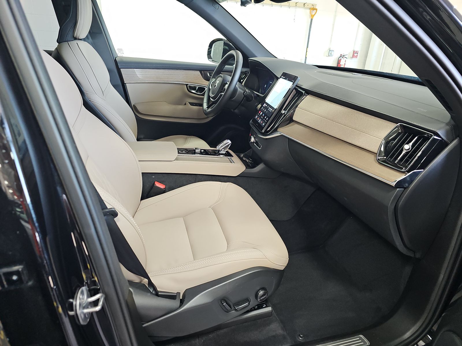 2025 Volvo XC90 B6 Plus AWD