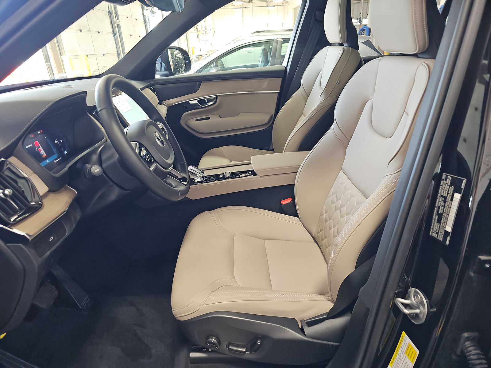 2025 Volvo XC90 B6 Plus AWD