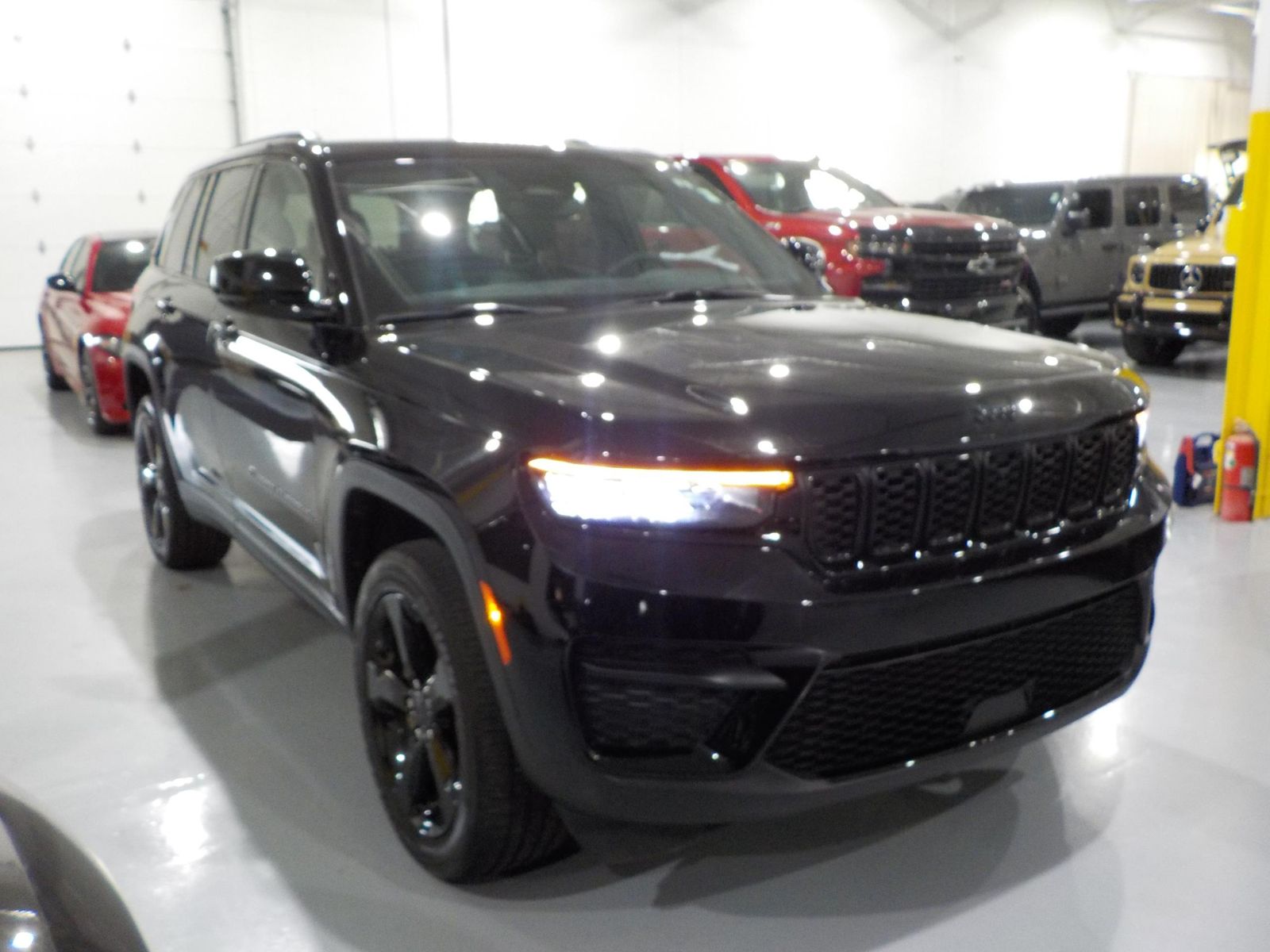 2023 Jeep Grand Cherokee Altitude AWD