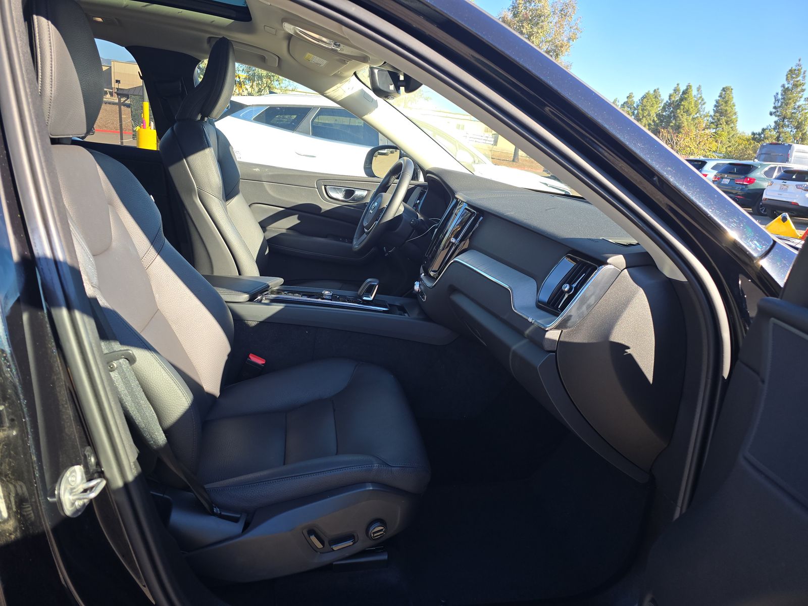 2025 Volvo XC60 B5 Plus AWD