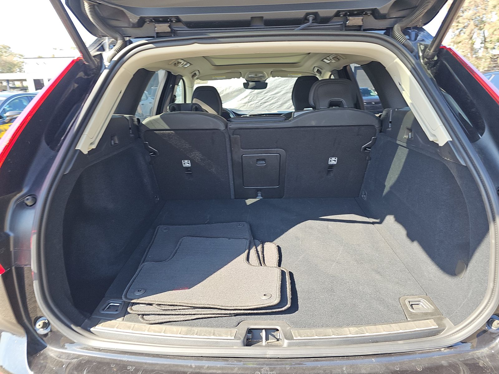 2025 Volvo XC60 B5 Plus AWD