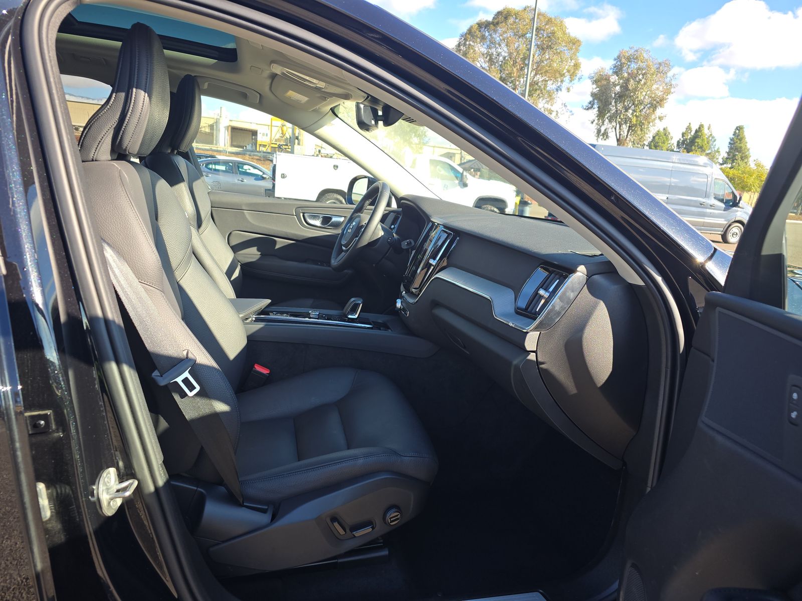 2025 Volvo XC60 B5 Plus AWD