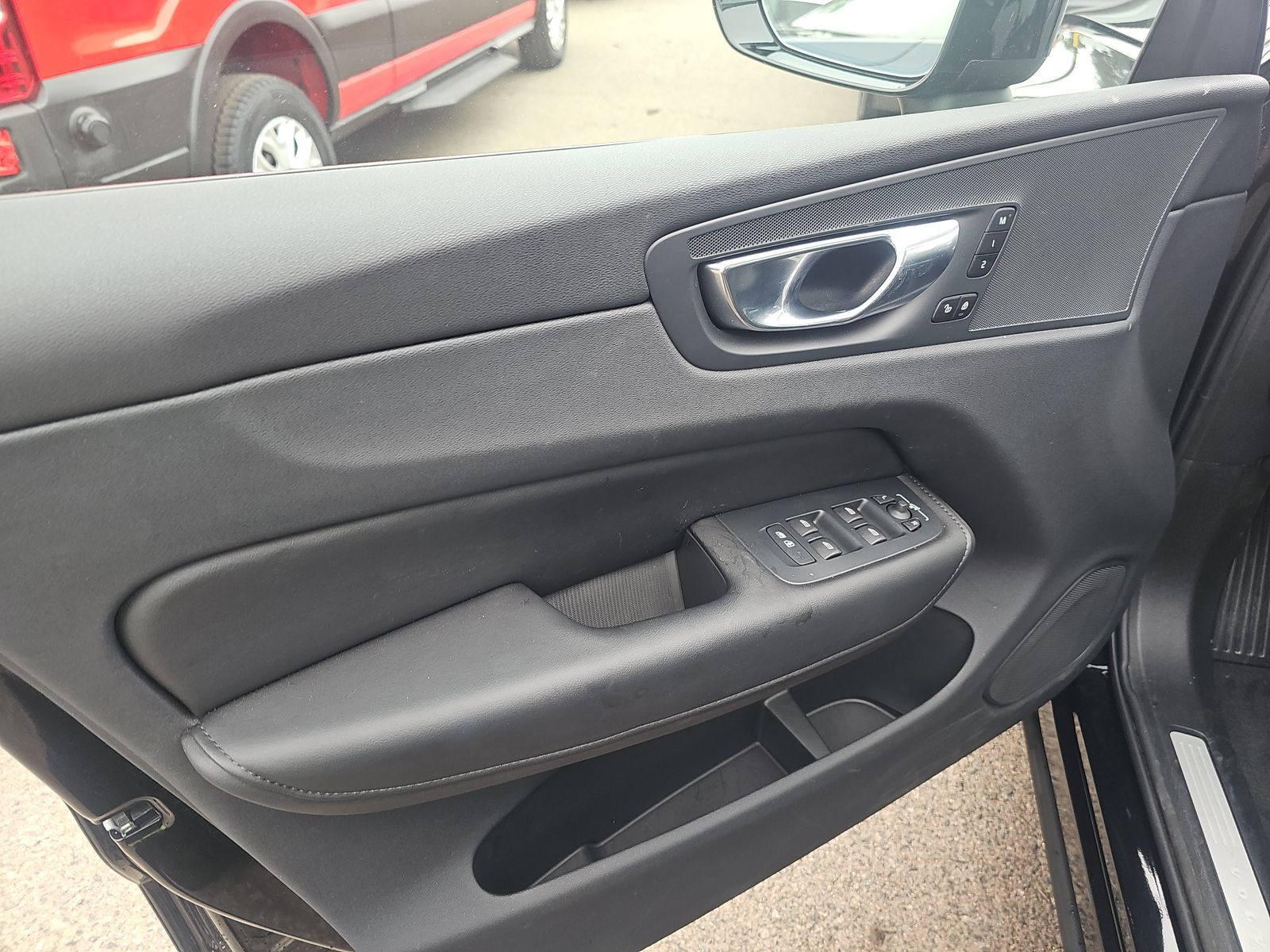 2025 Volvo XC60 B5 Plus AWD