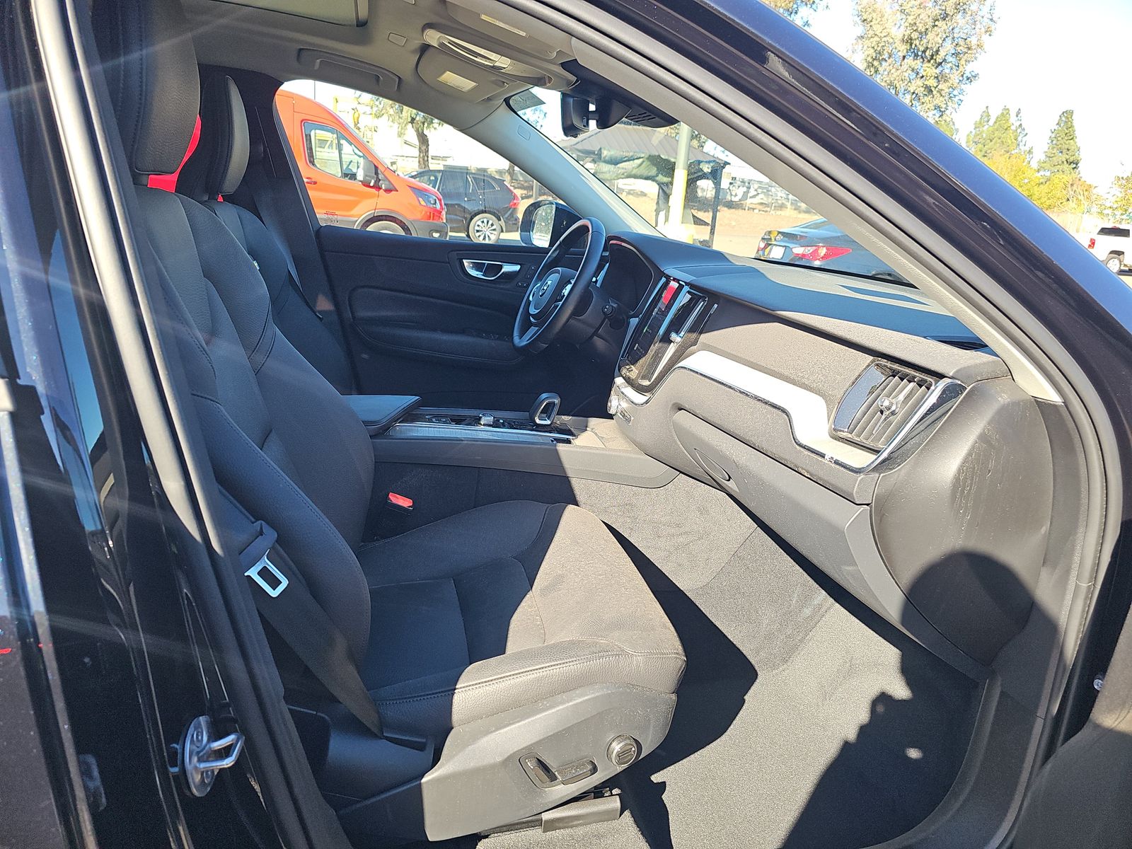 2025 Volvo XC60 B5 Plus AWD