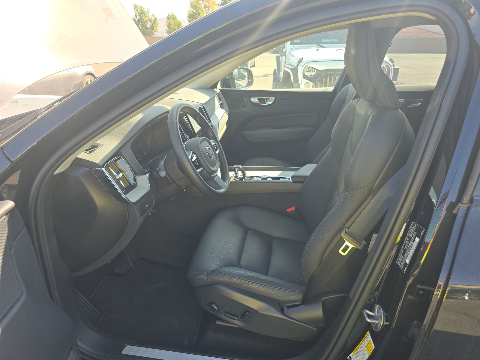 2025 Volvo XC60 B5 Plus AWD