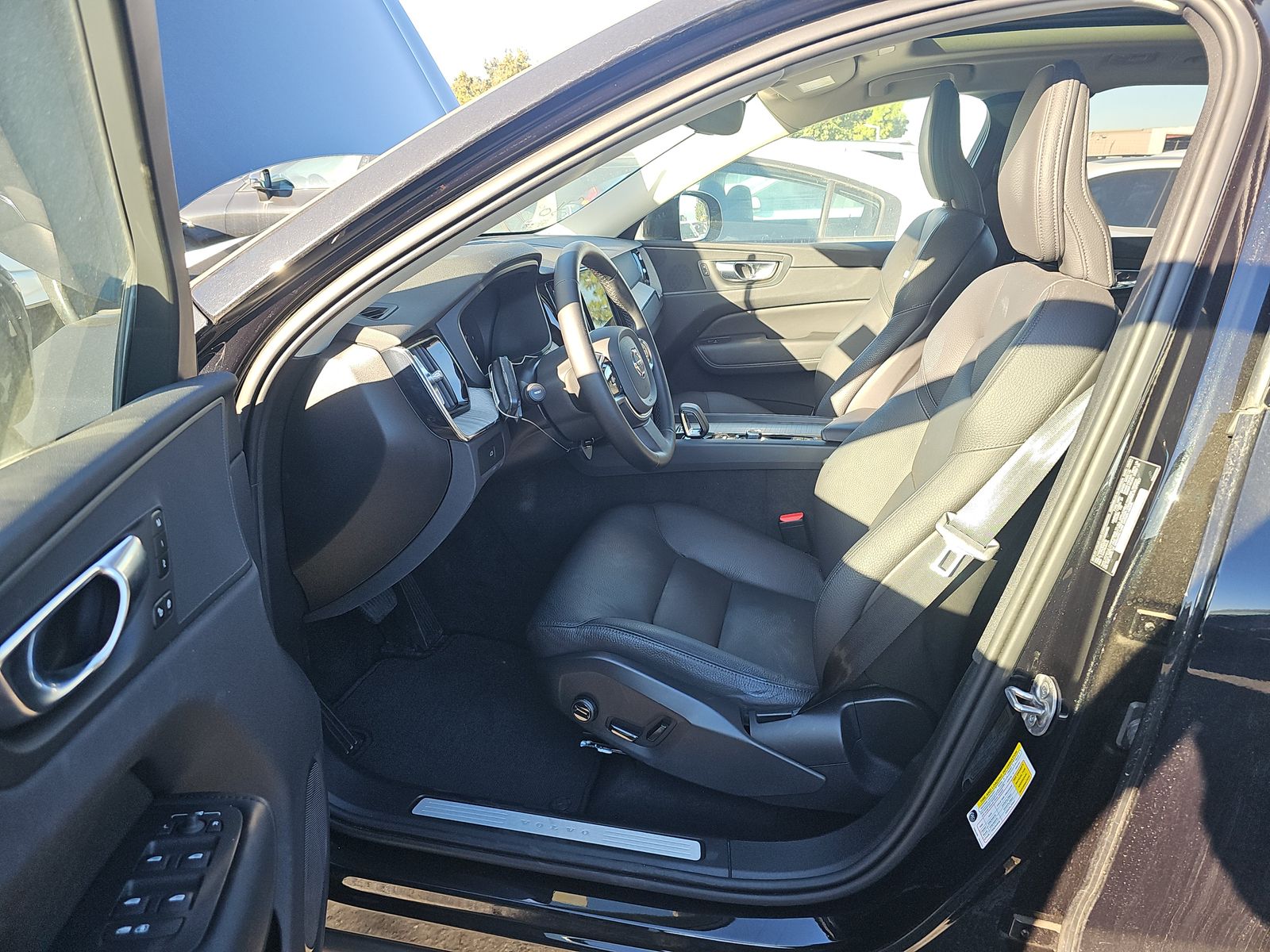 2025 Volvo XC60 B5 Plus AWD