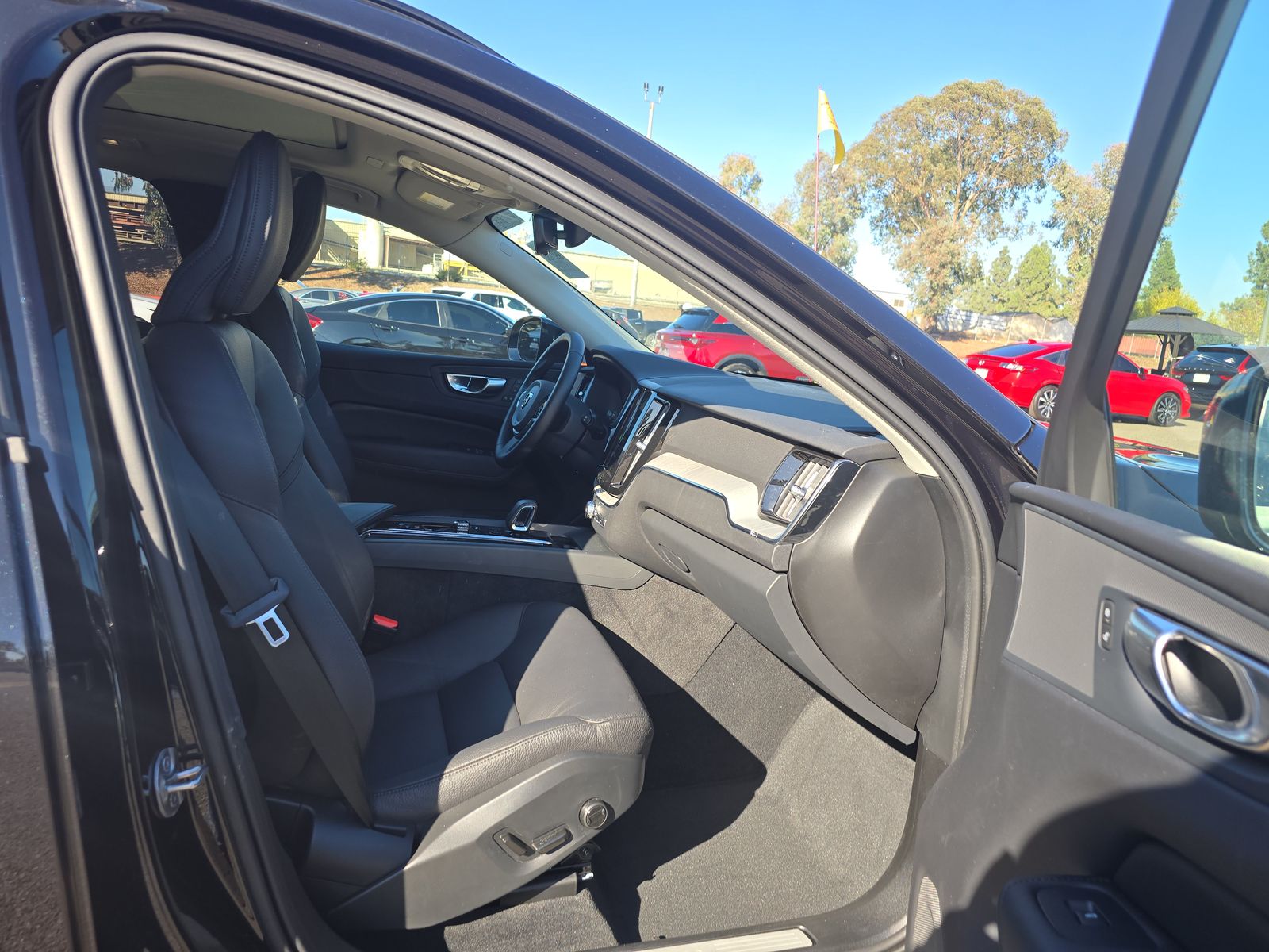 2025 Volvo XC60 B5 Plus AWD