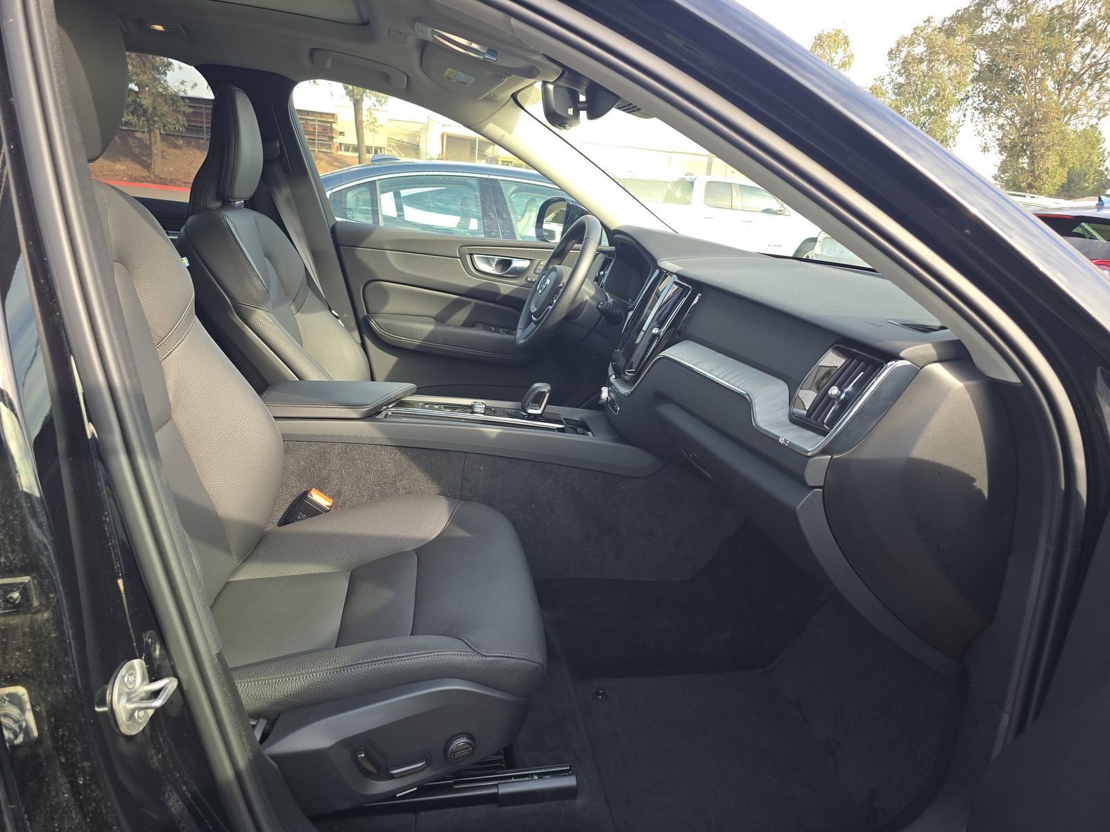 2025 Volvo XC60 B5 Plus AWD