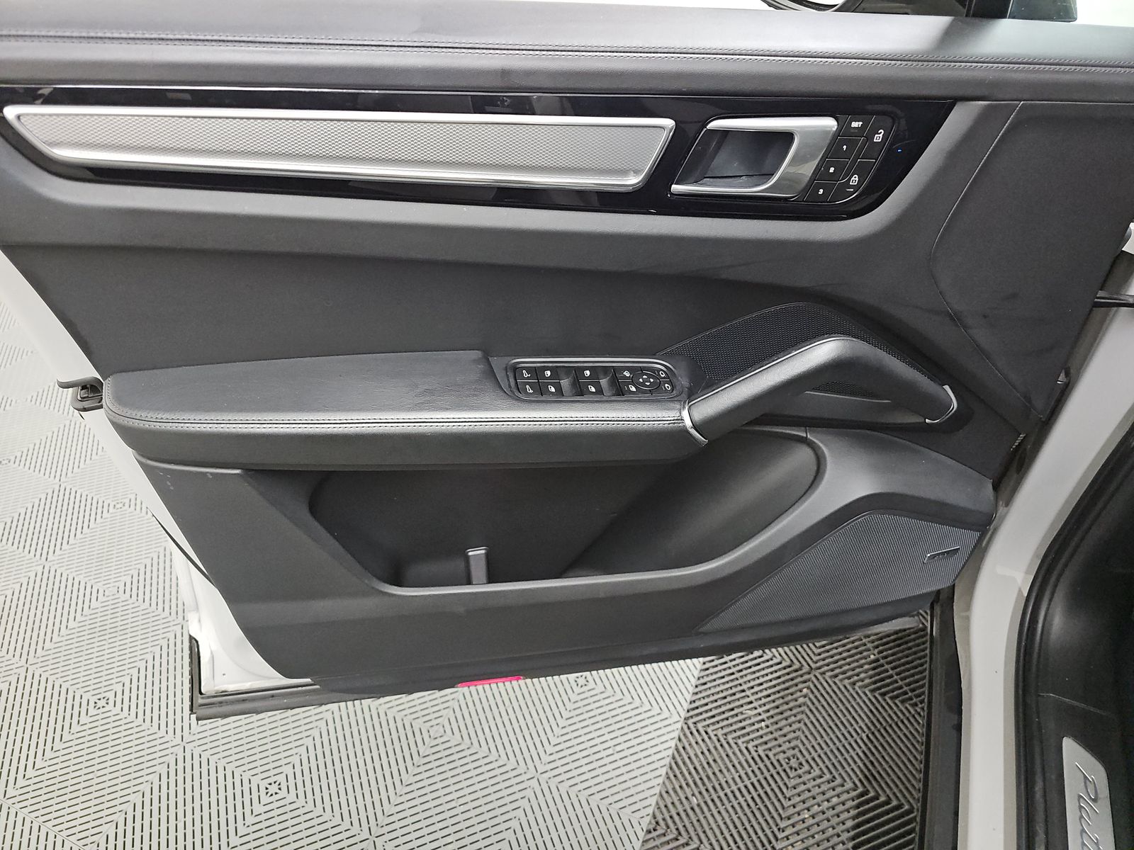 2023 Porsche Cayenne Platinum Edition AWD