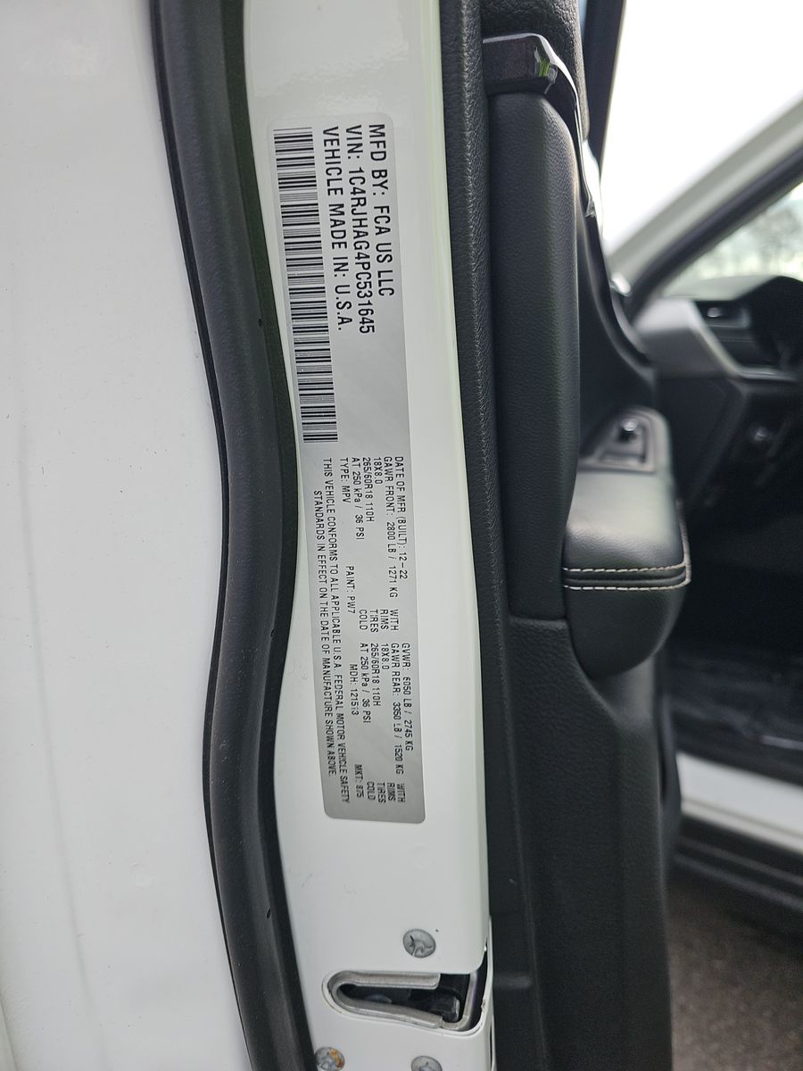 2023 Jeep Grand Cherokee Laredo AWD