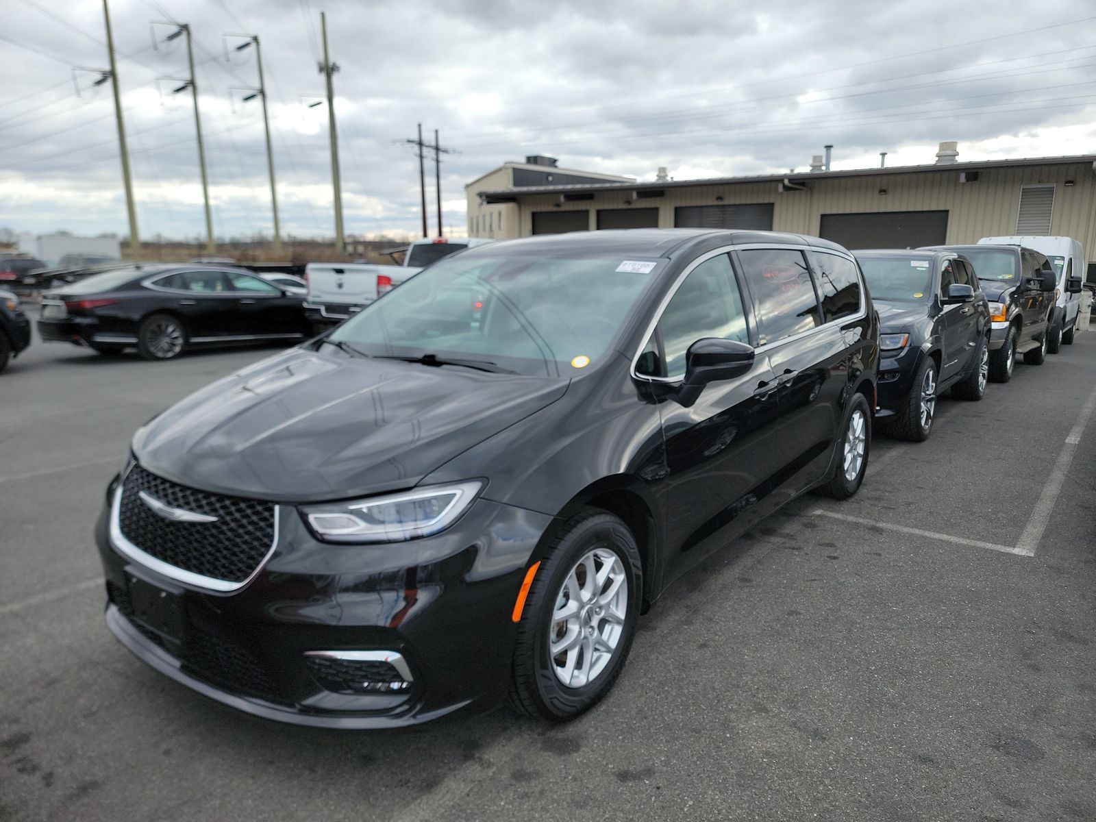 2023 Chrysler Pacifica Touring L's photo