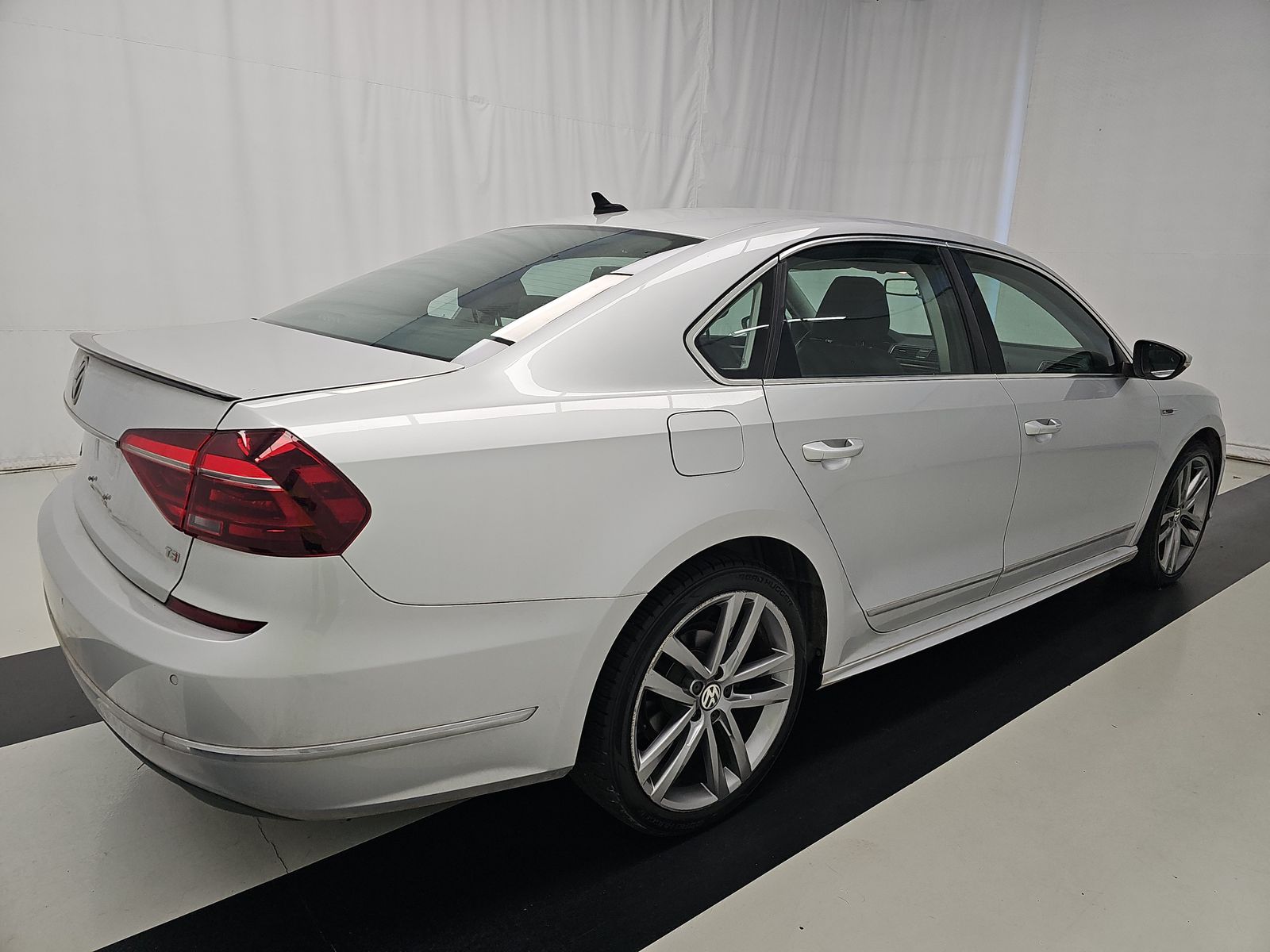 2019 Volkswagen Passat 2.0T SE R-Line FWD