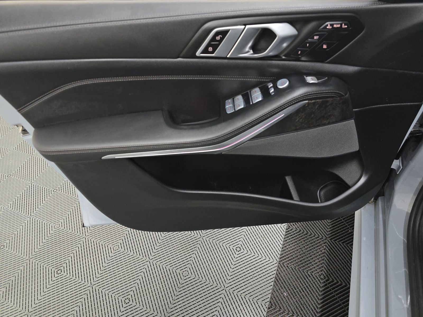 2023 BMW X7 xDrive40i AWD