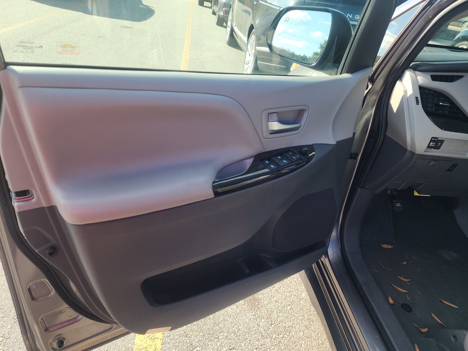 2020 Toyota Sienna XLE FWD