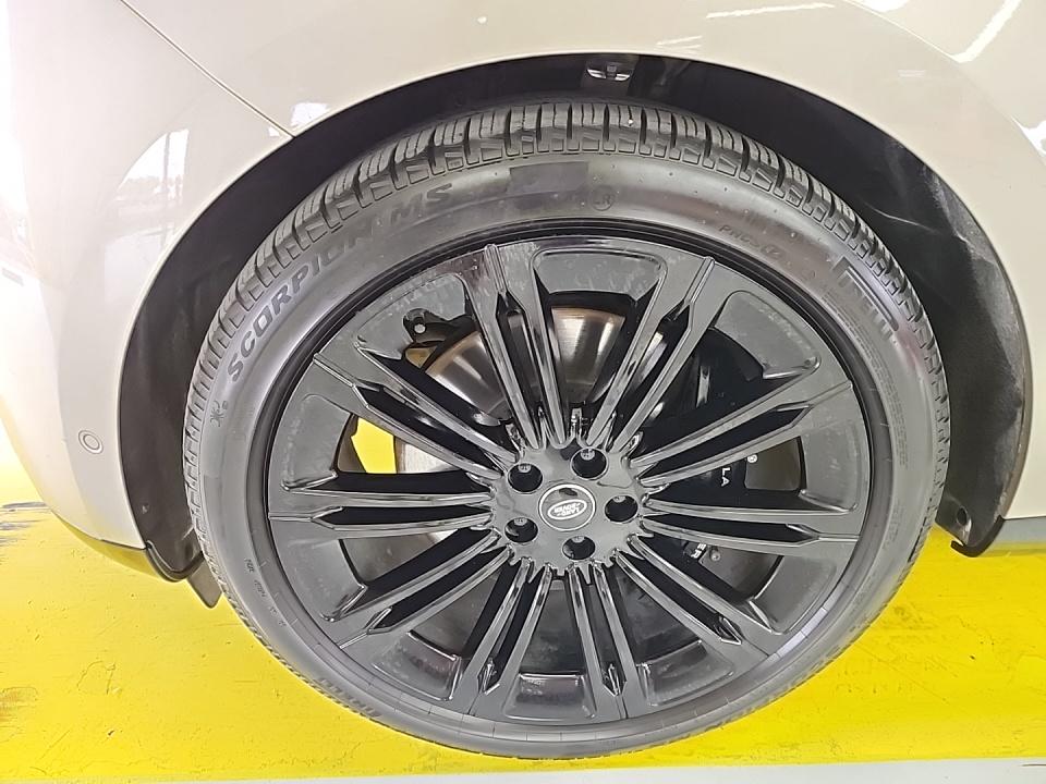 2025 Land Rover Range Rover SE LWB AWD