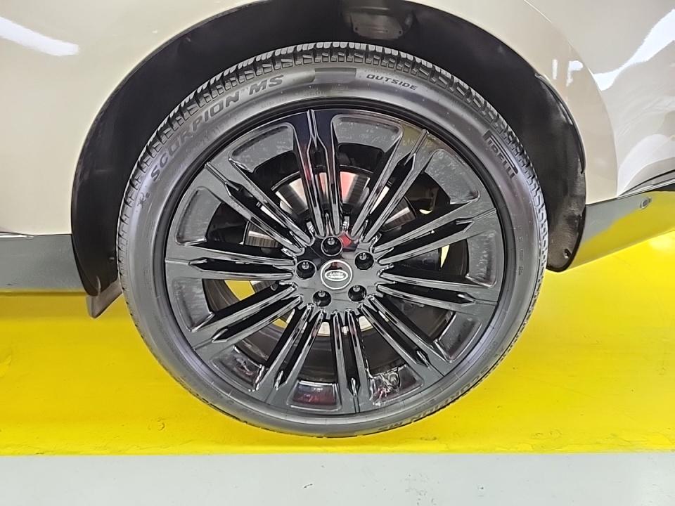 2025 Land Rover Range Rover SE LWB AWD