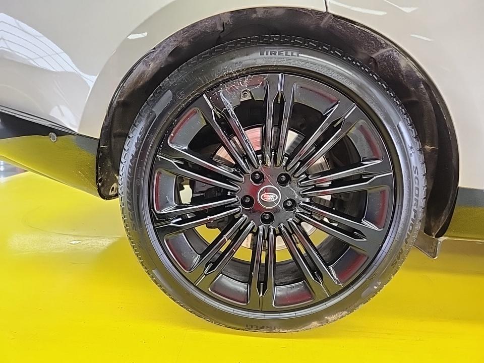 2025 Land Rover Range Rover SE LWB AWD