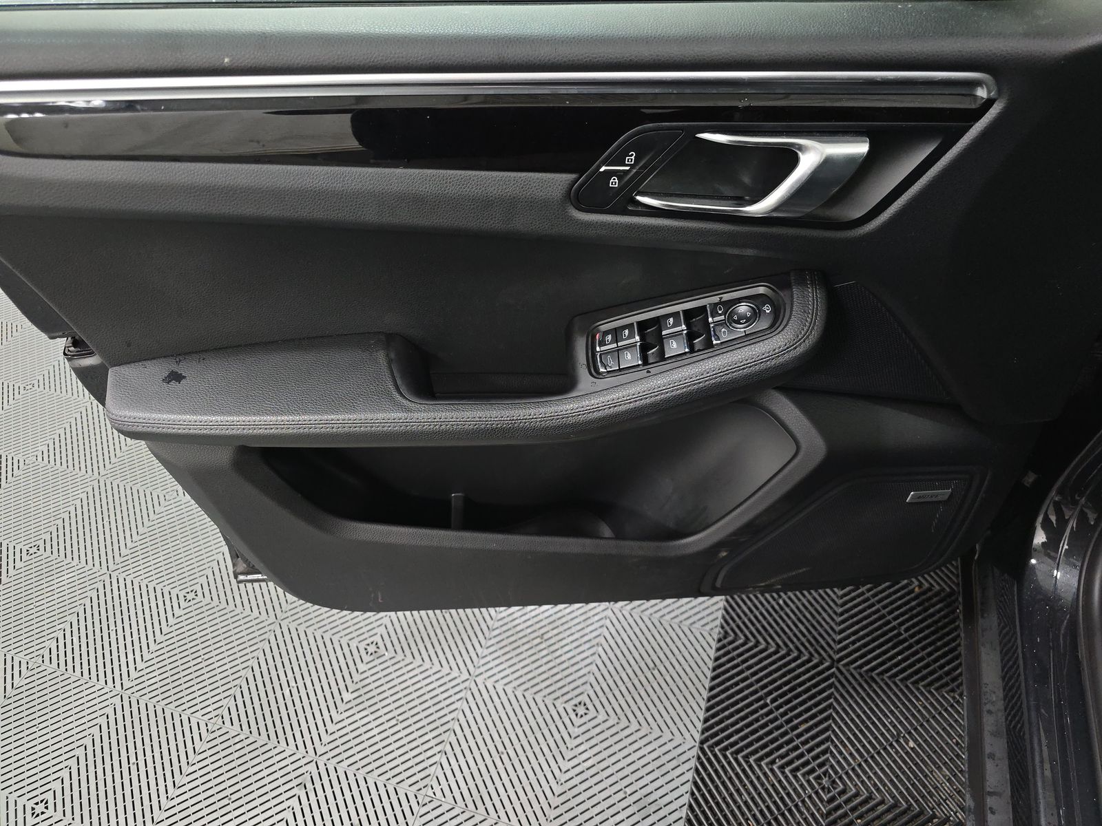 2022 Porsche Macan Base AWD