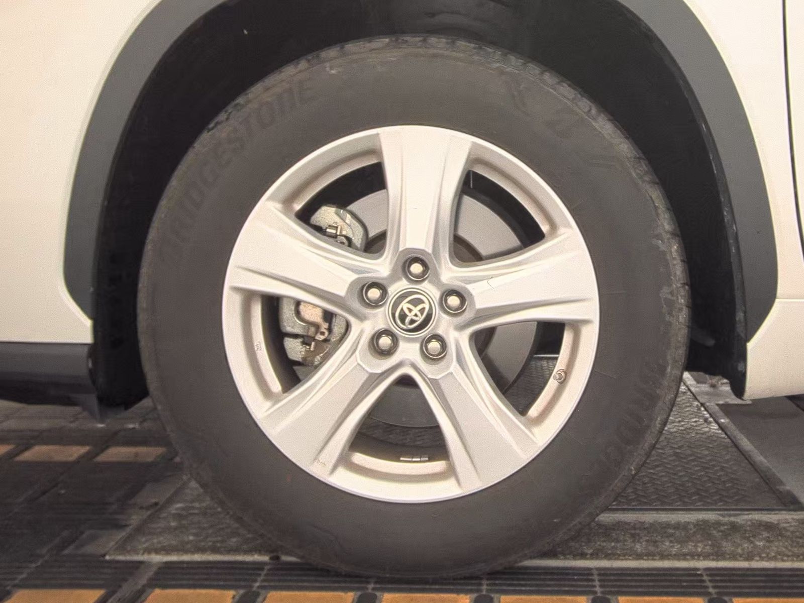 2024 Toyota Highlander LE FWD