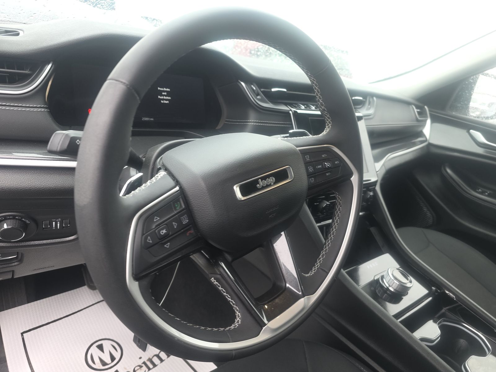 2023 Jeep Grand Cherokee Laredo AWD