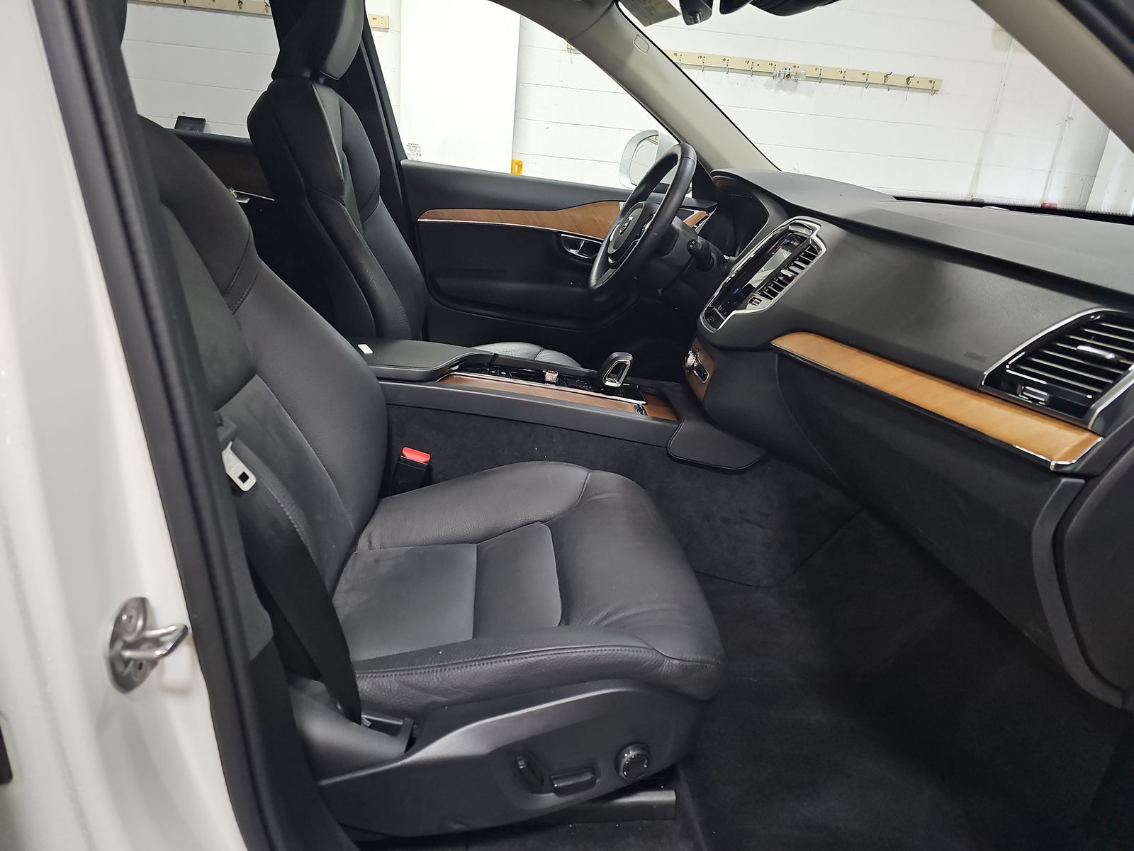 2025 Volvo XC90 B6 Plus AWD