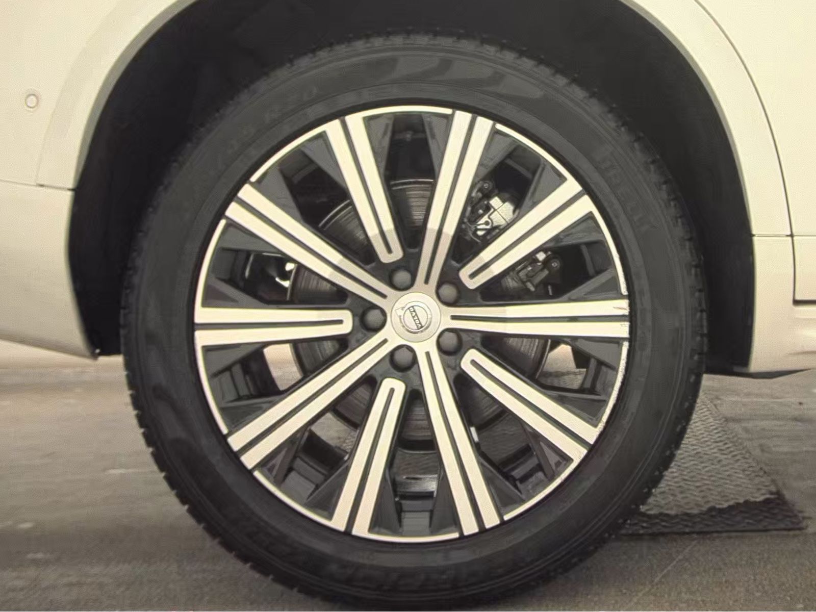 2025 Volvo XC90 B6 Plus AWD