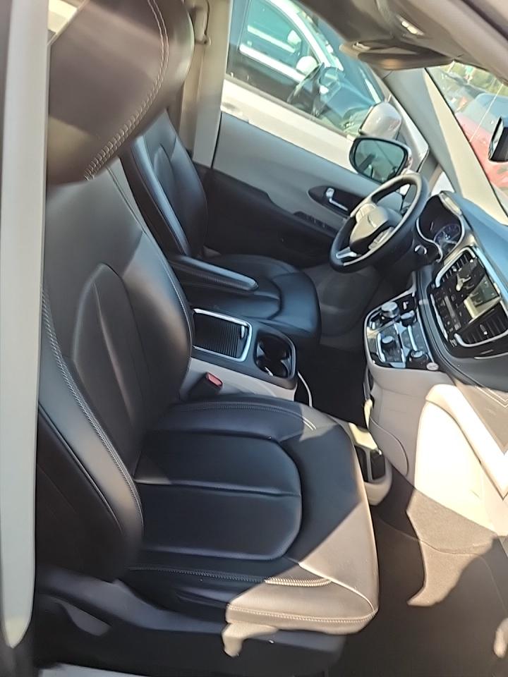 2024 Chrysler Pacifica Hybrid Select FWD