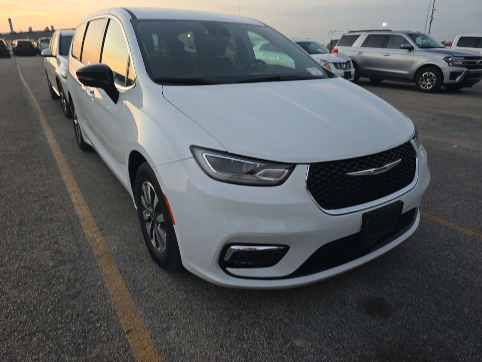 2024 Chrysler Pacifica Hybrid Select FWD