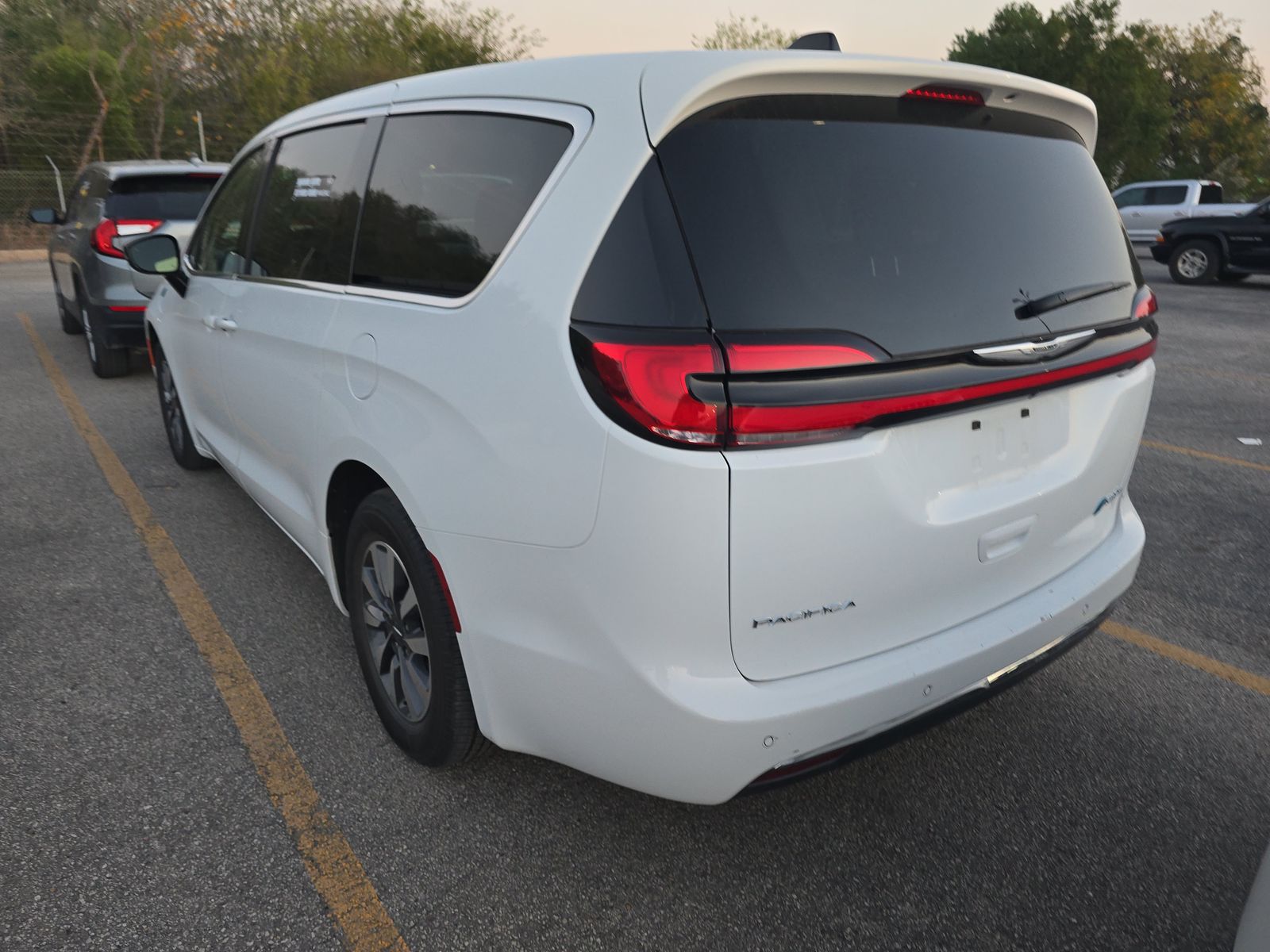 2024 Chrysler Pacifica Hybrid Select FWD