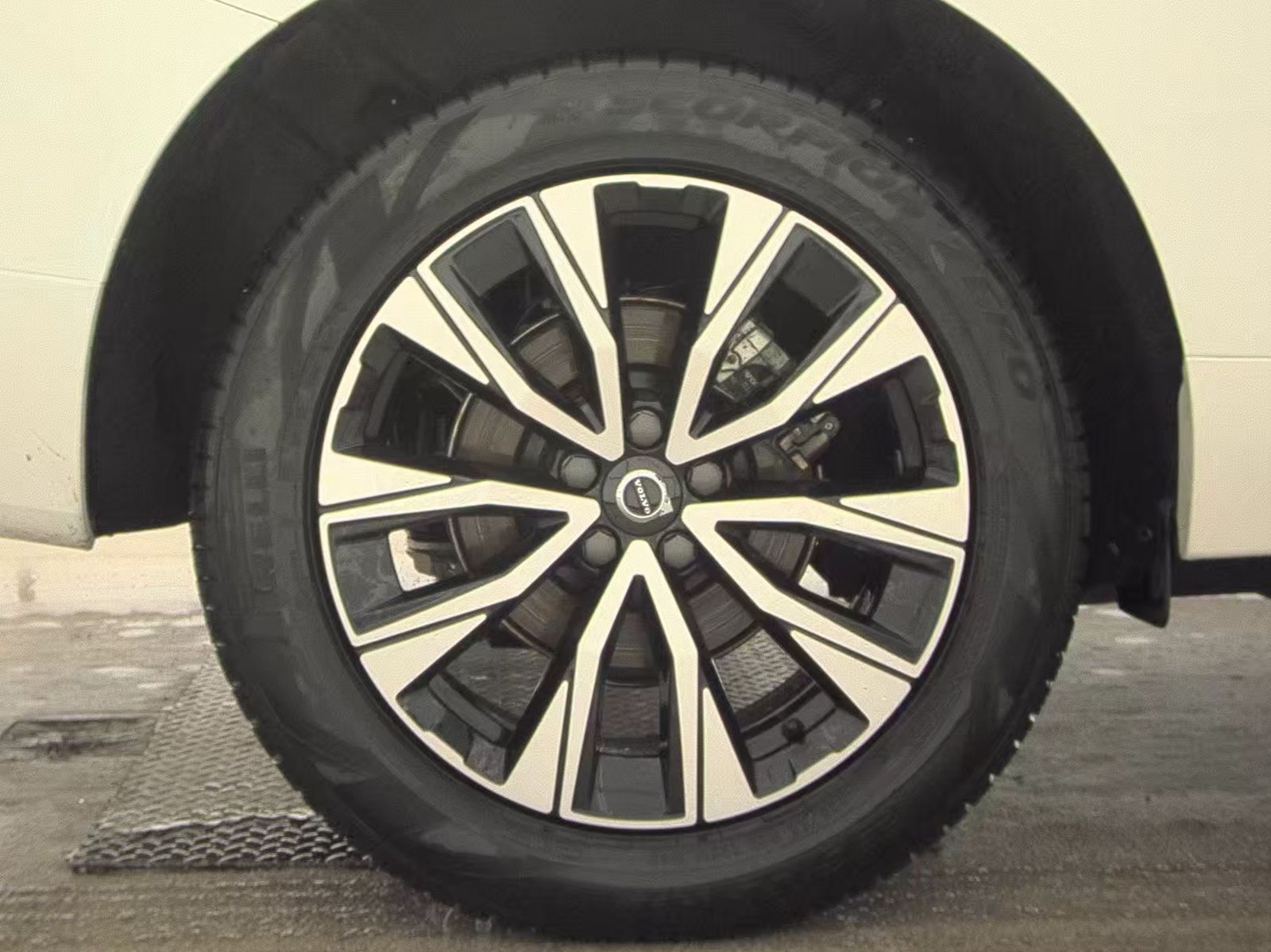 2025 Volvo XC60 B5 Plus AWD