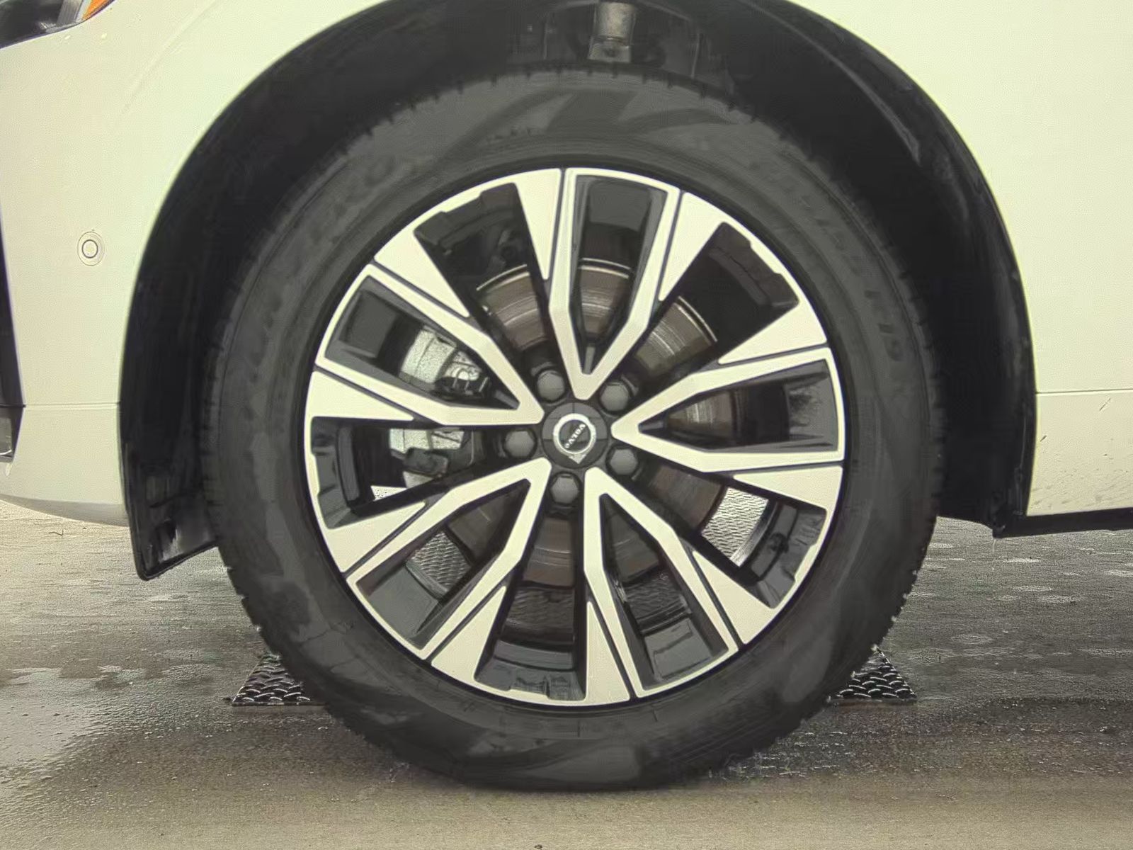 2025 Volvo XC60 B5 Plus AWD