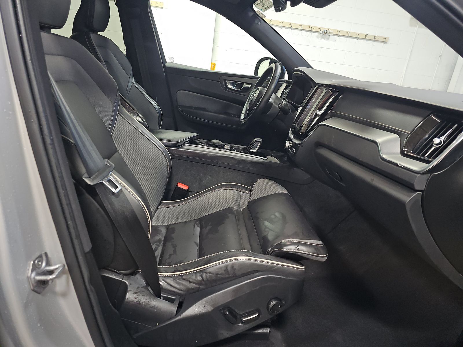 2022 Volvo XC60 Recharge T8 R-Design AWD