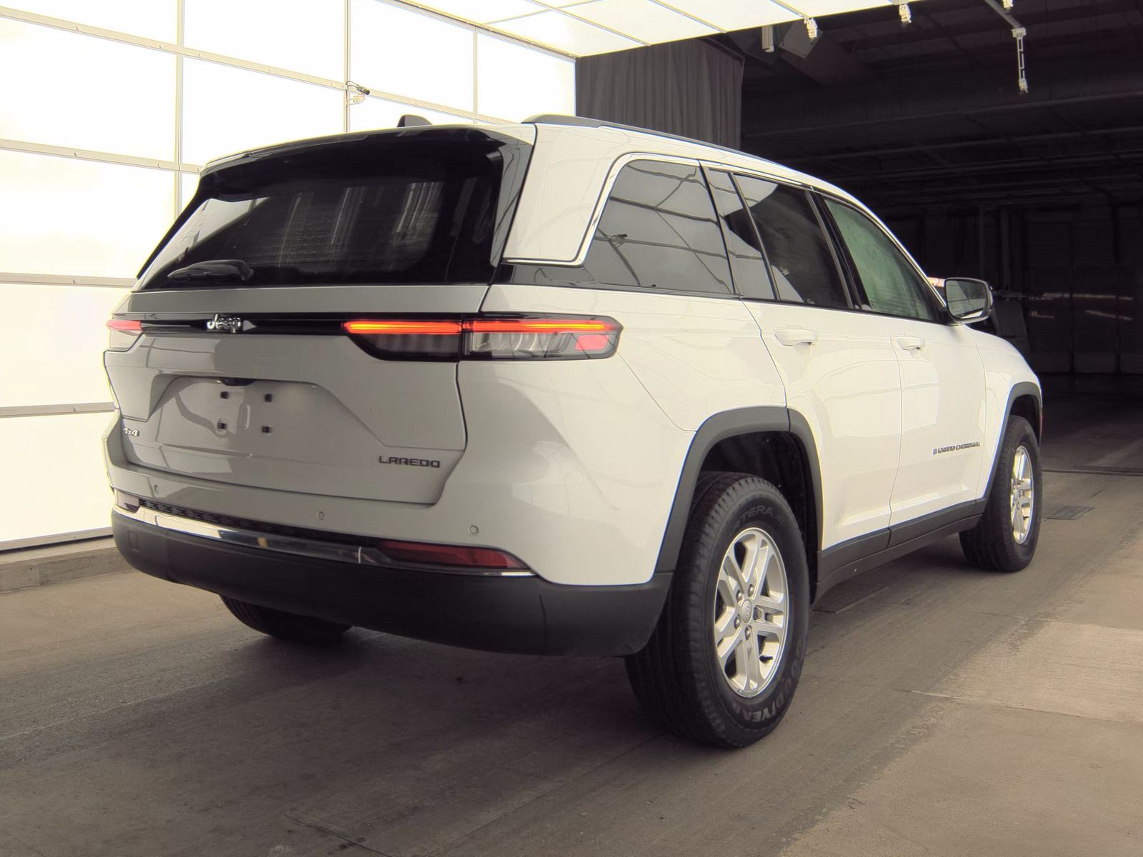 2023 Jeep Grand Cherokee Laredo AWD