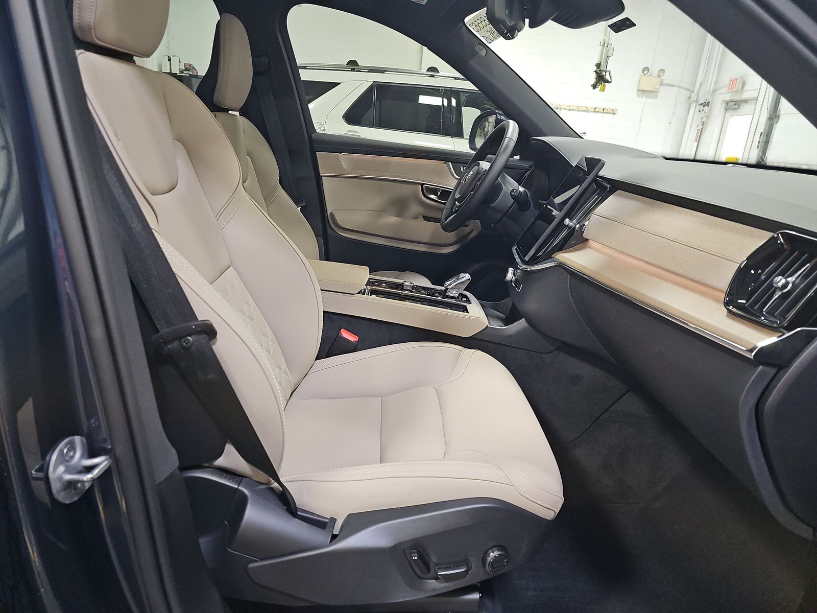 2025 Volvo XC90 B5 Core AWD