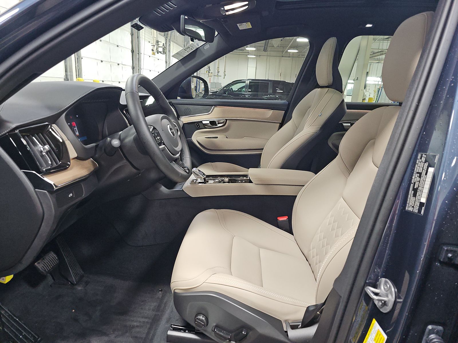 2025 Volvo XC90 B5 Core AWD