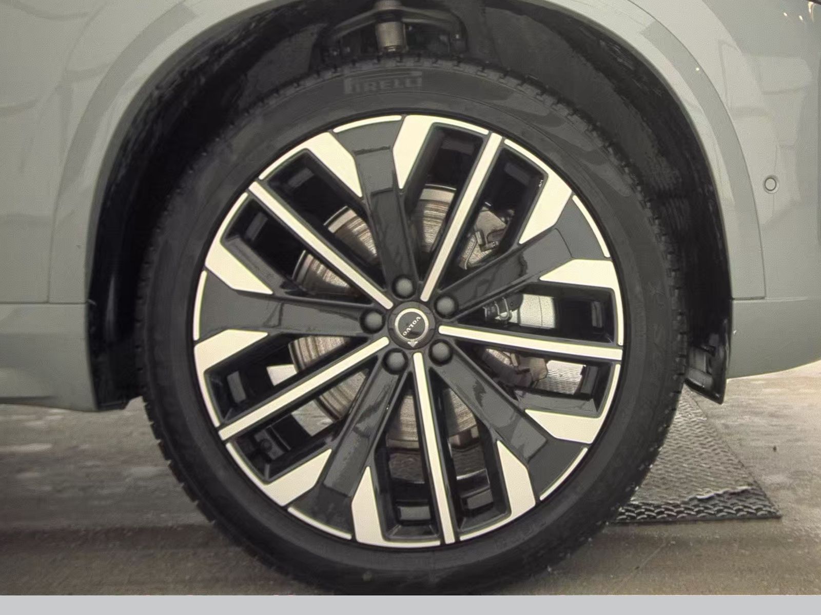 2025 Volvo XC90 B6 Plus AWD