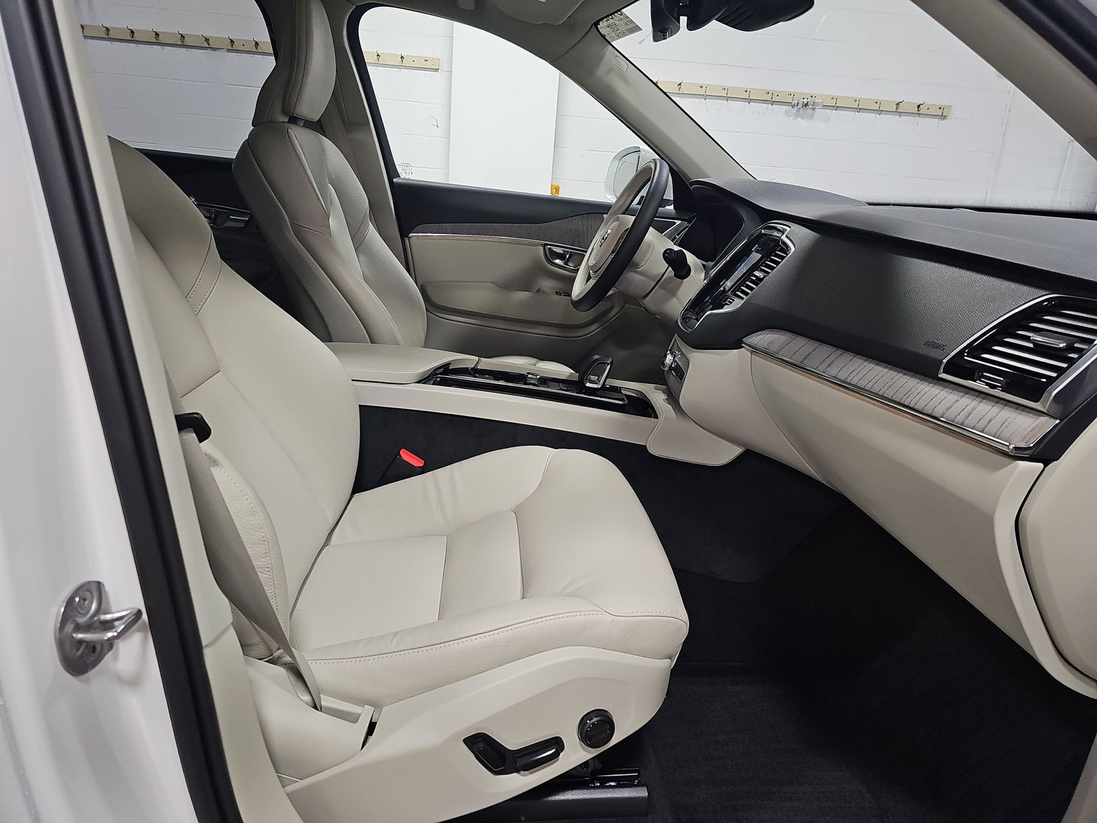 2025 Volvo XC90 Plug-In Hybrid T8 Plus AWD