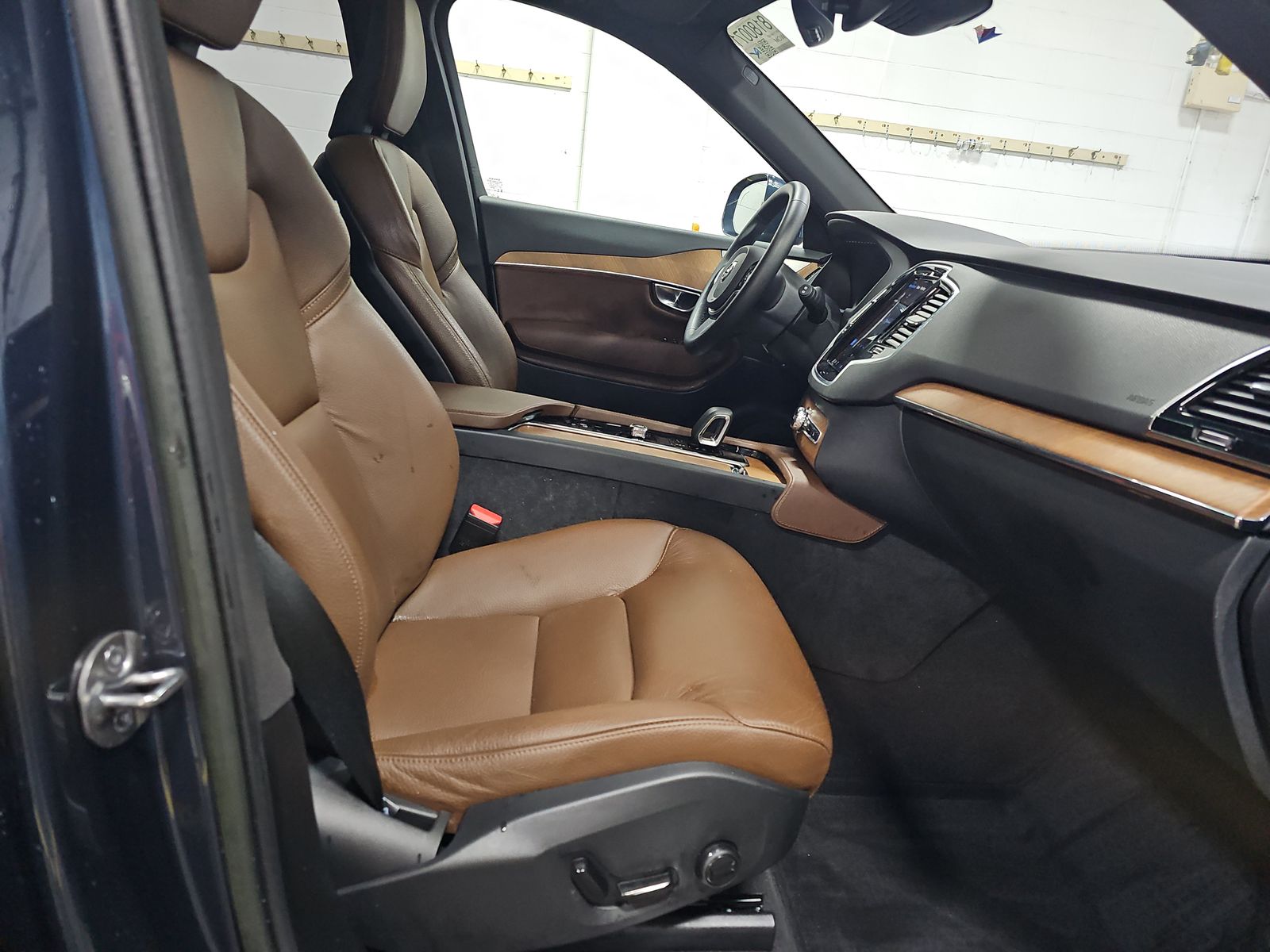 2023 Volvo XC90 B6 Plus AWD